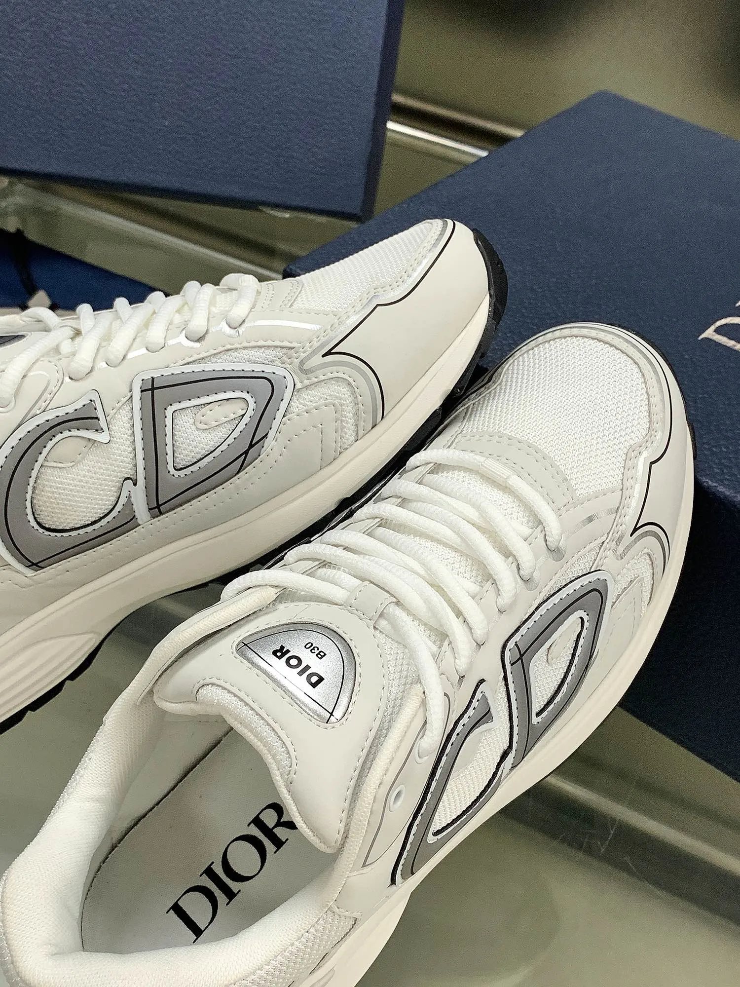 👟👟Ex-factory price 660👟👟 Newly upgraded Dior B30 series dad sneakers. New B30 sneakers. Dad Shoes style shoes that follow the trend of the retro market. The Dior logo on the tongue also indicates that this pair of shoes is the B30 model! B30 uses fine-textured leather and mesh cloth materials to form a shoe body. There are conspicuous letters CD on both sides of the shoe body to indicate identity. Many lines on the shoe body outline details to make the shoes look less monotonous and full of retro flavor. The delivery counter is exquisitely packaged🛍📦 ▪️Fabric: Original customized technical fabric + mesh ▪️Inner lining: Customized breathable lining ▪️Outsole: IP+TPU outsole ▪️Sole thickness: 3.5CM ▪️Size: Women’s size 35-40 / Men’s size 39-45